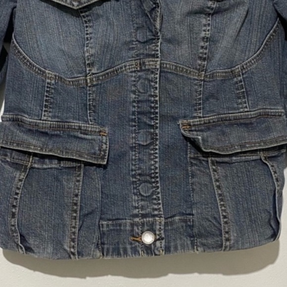 Express cropped denim jacket with pink accents and snap buttons - Picture 6 of 10